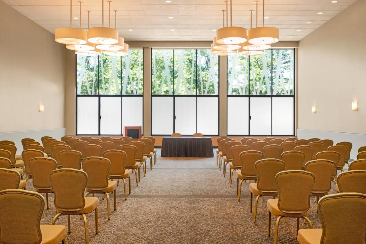 Holiday Inn Boston - Cambridge Area By Ihg Somerville Exterior photo